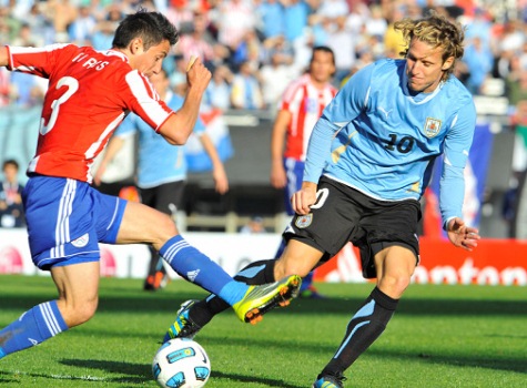 Ivan Piris und Diego Forlan (Abc)
