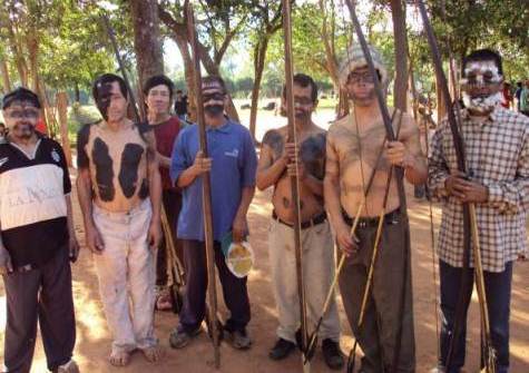 Aché Indianer verteidigen ihr Land (Abc)