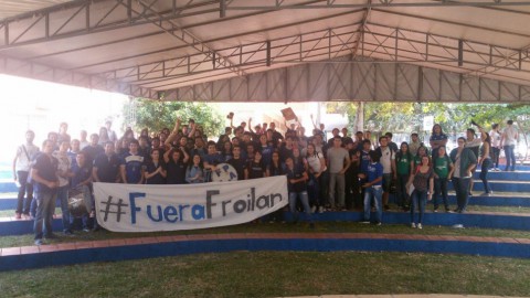 studenten_una_fuera_peralta