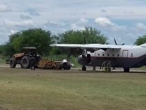 Militärflugzeug mit Problemen bei der Landung