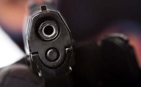 Frau wird beschuldigt, aus Eifersucht ihren Partner erschossen zu haben