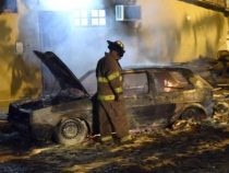 Ein Volkswagen geht in Flammen auf
