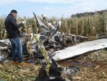 Ein ausgebranntes Flugzeug wirft Rätsel auf