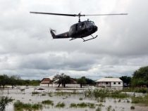 Hubschrauber landet während einem Fußballspiel