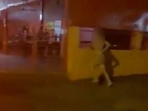 Ein Paar, ein Handy und vermutliche Untreue