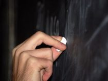 Lehrer aus Kolonie wegen Vergewaltigung an Schülerin angeklagt