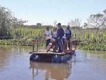 Mit Floß und Paddel über den Fluss