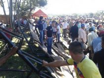 Tribüne stürzt ein: Viele Menschen verletzt