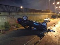 Frau baut Unfall und flieht