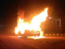 Auto brennt in deutscher Kolonie völlig aus