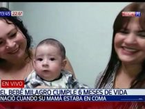Ein Wunderkind, das geboren wurde, als seine Mutter im Koma lag
