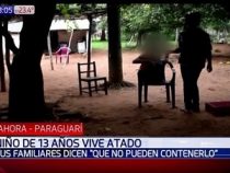 13-jähriger Junge lebt an einem Baum gebunden