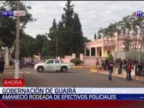 Viele Polizisten schützen das Regierungsgebäude von Guairá