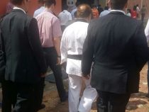 Ein Taekwondo-Lehrer stellt sich Cartes in den Weg