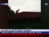 Nackt und von Dach zu Dach springend auf der Flucht