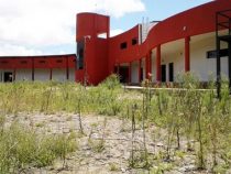 Neubau einer Fakultät vor dem Verfall