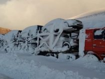 Extremer Schneefall behindert paraguayische LKW-Fahrer