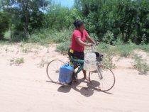 Indigene Frauen als Wasserlieferanten im Chaco