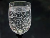 Was ist gesünder? Wasser mit oder ohne Kohlensäure