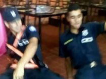 Zwei Polizisten außer Rand und Band