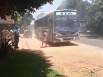 Bus fängt Feuer und der Fahrer weigert sich, die Türen zu öffnen