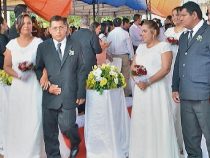56 Paare schwören bei der Hochzeit die ewige Liebe