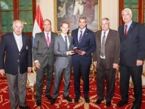 Joshua Duerksen wird von Präsident Abdo geehrt