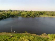 Die paraguayische Armee baut einen Tajamar in einer indigenen Gemeinde im Chaco