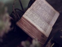 Verbrecher mit der Bibel