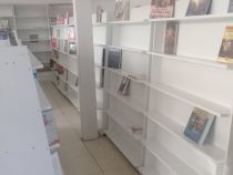 Leere Regale in Buchläden