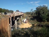 Kolonie Independencia: LKW stürzt in Fluss