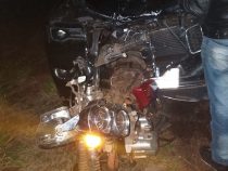 Fürchterlicher Unfall zwischen Motorrad und Auto – Drei Tote