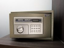 Ein Safe und die Putzfrau