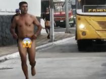 Mann schlendert nackt durch die Straßen der Stadt