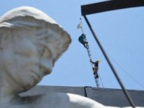 Kein Gehalt: Angestellter besteigt Antenne