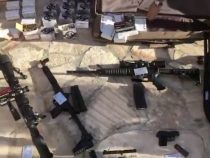 Waffenarsenal nach Hausdurchsuchung bei Deutschem gefunden