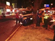 Krankenwagen mit Sarg prallt gegen Baum