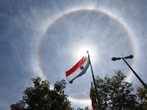 Sonnenhalo am azurblauen Himmel