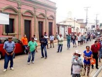 Menschenschlangen vor Geldautomaten