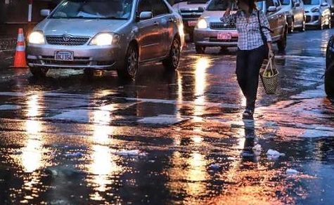 Die Ruhe vor dem Sturm: Große Kaltfront nimmt Kurs auf uns – tagelanger Dauerregen droht!