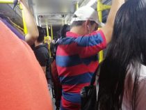 Busfahrgäste reisen unter prekären Bedingungen