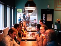 Für einen Restaurantbesuch wird man 15 % tiefer in die Tasche greifen müssen