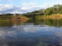 Imposante Hängebrücke kurz vor der Einweihung