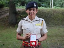 Soldatin von der britischen Royal Military Academy Sandhurst ausgezeichnet