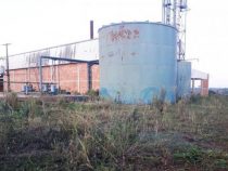 Neu gebaute Fabrik verfällt zur Ruine