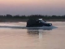 Mit dem Auto über den Fluss