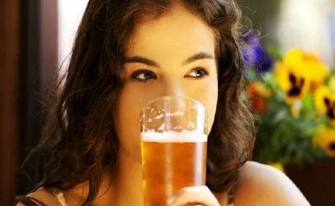 Alkohol wirkt sich laut Wissenschaft stärker auf Frauen als auf Männer aus