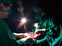 Operation im Schein der Taschenlampe