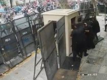 Menschenmenge greift die Botschaft von Paraguay in Argentinien an