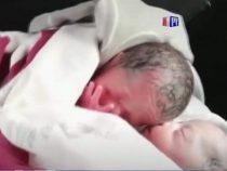 Bei Zwillingsgeburt im Auto fungieren Polizisten als Hebammen